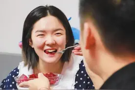 齁甜！日照这3对夫妻，火了！这把“狗粮”我吃了……图片
