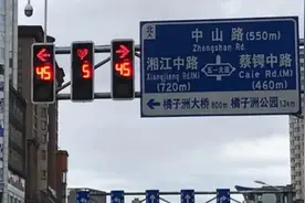 连等个“红灯”都是爱你的形状！网友：这波表白甜到我了图片