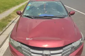 小车引擎盖没关好 高速上突然被风掀开图片