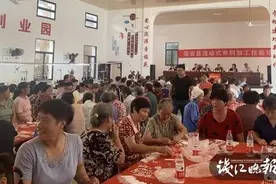 一只手也能组装圆珠笔，78岁老太和她们进行了一场指尖上的较量图片