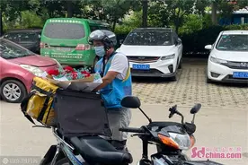 甜蜜菏泽城：七夕节花店生意火爆，外卖小哥成“送花使者”图片
