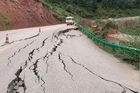 青海张孟公路发生路基半幅下沉滑移 已下沉60厘米图片