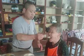 中风母亲生活难自理，新洲六旬孝子辞职回家照顾图片
