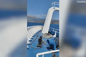 4岁女童坐充气玩具漂离海岸近1公里 被渡船救起图片