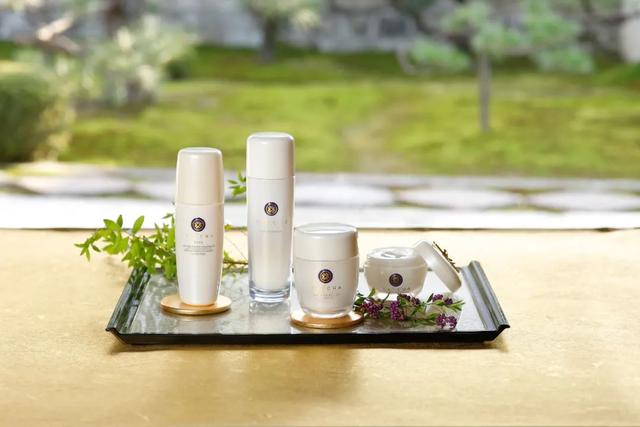 两项美容品牌创始人大奖得主的她，来亲授护肤秘诀了？