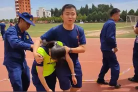 有一种情侣装叫“火焰蓝”，有一种约会叫“同台竞技”图片