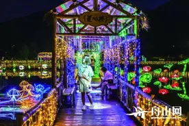 我们的节日｜中国的情人节“七夕”到了 创意鲜花礼盒和轻奢首饰成“爆款”图片