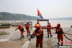 洗衣服的消防车你见过吗？“战衣”包洗包烘干图片