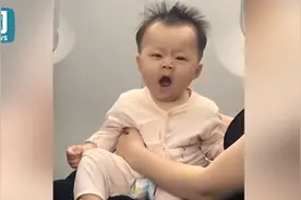 宝宝打哈欠被发现害羞扎妈妈怀里，小嘴上扬眼睛弯弯 网友：萌化了图片