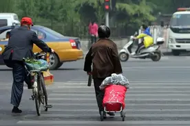 非机动车行人交通违法当场录入数据库，“人脸识别”秒出信息图片