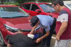 “我在对面考试”女子留字条后将2岁娃锁车内 民警发现时孩子已大小便失禁图片