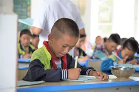 “让娃娃坐在教室里读书就是硬道理”图片