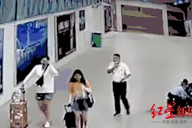 医学生跪地救人无效遭恶评 导师：她们已是有经验的临床医生，其中一人已考博图片