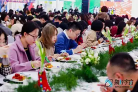 500个“潮人”同吃“歪瓜裂枣”食物，吃不掉随时举手，都有人“接盘”……图片