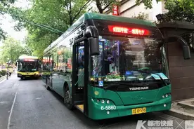 杭州“KISS路”七夕又出街！今天有位特殊的乘客，带着一张照片坐上了“KISS路”图片