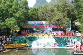 七夕节广西阳朔遇龙河畔777米“巨龙”游江图片