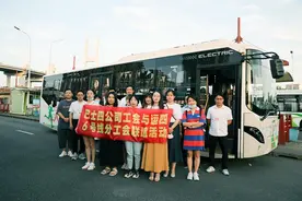 “七夕遇见爱”，上海这辆公交车搞了一场相亲交友派对……图片