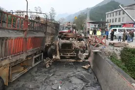 <第527期>金城江某路段发生车祸，一男子当场葬身火海......图片