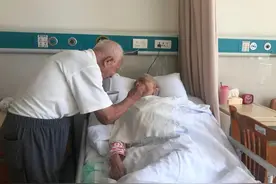 “陪你已经成了我的习惯”，来看看这对90岁老夫妻的爱情故事图片