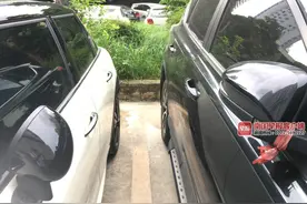 南宁一小区地面停车位被指“过瘦”：标准宽2.4米，实际仅有2.15米图片