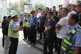银基商圈交通秩序究竟该咋整？郑州交警和周边商户开的这个现场会给出答案图片
