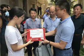 想带环卫工奶奶上大学，全网关注的江西女孩刘媛收到湖大录取通知书：未来还想考研读博图片