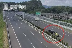 轿车非法改装成“挂车”拖着摩托艇上了高速图片