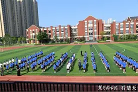 军训开始了，校园响起“立正稍息”声图片
