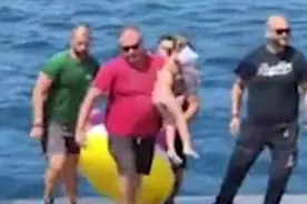 小女孩乘坐独角兽充气船漂向深海，万幸没有惊慌失措，被及时营救图片