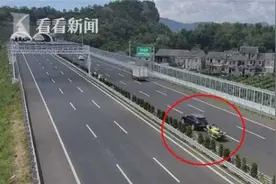轿车非法改装成“挂车”拖着摩托艇上了高速图片