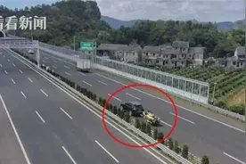 轿车非法改装成“挂车”拖着摩托艇上了高速图片