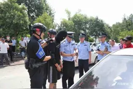 白天卖鸡腿，晚上砸车盗包！枣庄警方抓获仨嫌犯图片