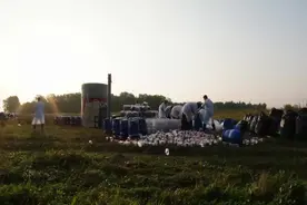 俄罗斯视频博主用1万升可乐和小苏打制造壮观“可乐喷泉”图片