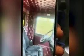 澳大利亚一卡车司机坐副驾驶位拍视频炫耀无人驾驶图片