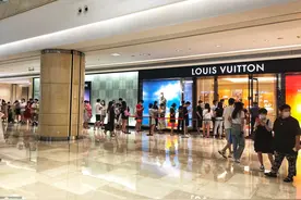 七夕当日 武汉奢侈品店生意火爆，排队几十米引众人围观图片