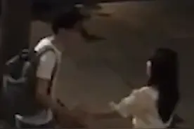 外卖小哥把自己的花分给吵架情侣，化解男生忘送礼物的尴尬图片