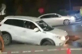 突发！西安又一道路路面塌陷，前半个车身已进坑…请绕行图片