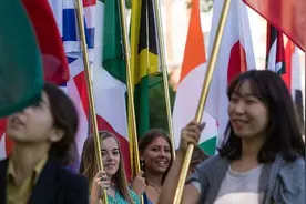 美媒：美国教授上网课嘲笑中国武汉留学生 遭抗议种族主义被密苏里大学解职图片