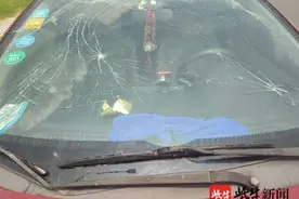 惊险！小车引擎盖没关好，高速上突然被风掀开图片