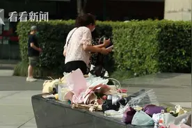 致敬烈士！“四行仓库”每天爆满 市民自发献花缅怀“八百壮士”图片