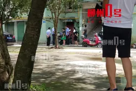 清晨醒来，女租客发现床头天花板在滴血！警方确认楼上住户已死亡多时图片