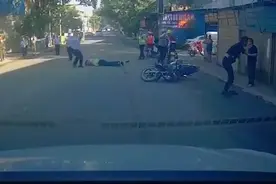 交警拦截违章摩托车被撞，简阳交警回应：已送医，无生命危险图片