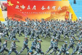 学习先温故、出门要申请、军训有间隔……大学生新学期添“新规矩”图片
