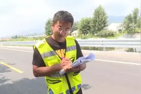 祝琳：顶住“烤”验，抢抓工期筑路图片