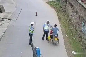 哟呵！广西一男子半斤米酒下肚连民警都敢打，拳头直击胸口图片