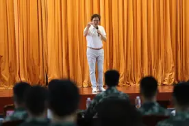 退伍季丨高歌唱奉献 深情送老兵图片
