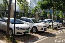 业主车辆频繁被锁，小区物业之举引来质疑图片