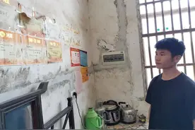 江西一男孩酷暑天工地搬砖，背后原因令人心酸图片