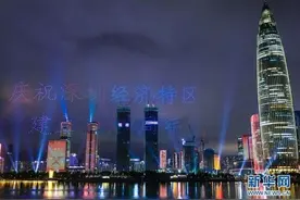 深圳湾畔上演无人机灯光秀图片