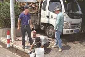 《沾到一摊“积水”身上多处腐烂》后续：现场取样 追查不明液体来源图片